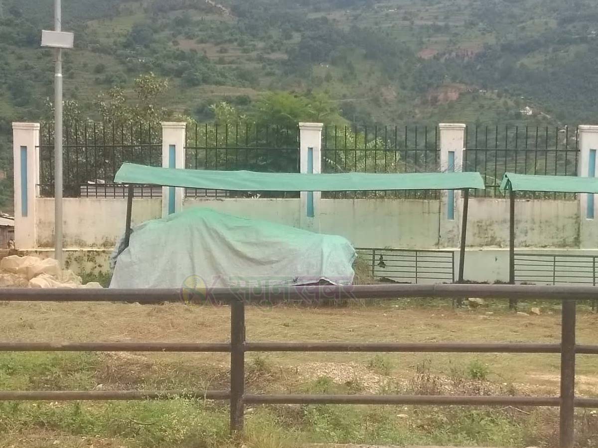 पाटन बसपार्क बन्यो स्थानीयको खर सुकाउने स्थल 